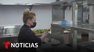 Unas tlayudas oaxaqueñas al gusto de los veganos  Noticias Telemundo [upl. by Alusru]