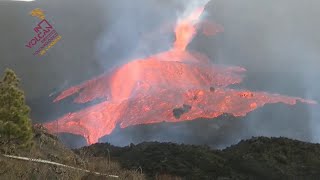 Lava overflow in La Palma volcanos main cone [upl. by Mandal541]